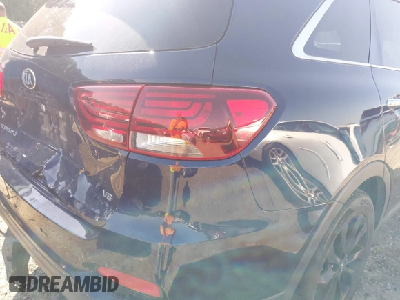 2020 Kia Sorento S z VIN 5XYPG4A58LG695161, wystawiony jako IAAI lot #42060397 z przebiegiem 49 573 mil mil oraz . Historia ofert i sprzedaży dostępna na DreamBid. Obrazek 17.