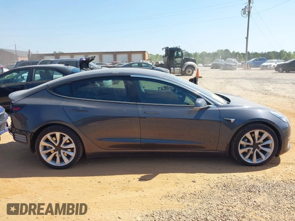 2018 Tesla Model 3 Long Range Battery z VIN 5YJ3E1EBXJF121183, wystawiony jako IAAI lot #42070712 z przebiegiem 71 823 mil mil oraz . Historia ofert i sprzedaży dostępna na DreamBid. Obrazek 13.