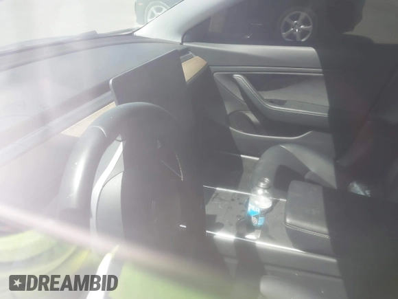 2019 Tesla Model 3 Mid Range z VIN 5YJ3E1EA3KF310976, wystawiony jako IAAI lot #41968012 z przebiegiem Nie podano mil oraz . Historia ofert i sprzedaży dostępna na DreamBid. Obrazek 16.