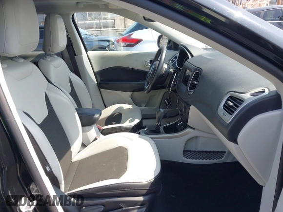 2020 Jeep Compass Latitude z VIN 3C4NJCBB0LT258657, wystawiony jako IAAI lot #42599084 z przebiegiem 29 997 mil mil oraz . Historia ofert i sprzedaży dostępna na DreamBid. Obrazek 5.