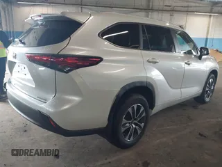2023 Toyota Highlander L z VIN 5TDKDRBH9PS039746, wystawiony jako IAAI lot #42235258 z przebiegiem 4 513 mil mil oraz . Historia ofert i sprzedaży dostępna na DreamBid. Obrazek 4.