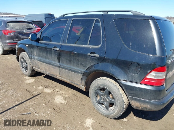 1998 Mercedes-Benz M-Class with VIN 4JGAB54EXWA030493, listed as a IAAI auction lot 41695224 with 249,325 mi miles. Bid and sale history available at carsss.com. Image 3.