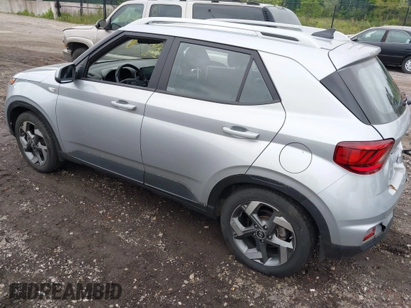2022 Hyundai Venue SEL z VIN KMHRC8A3XNU188561, wystawiony jako IAAI lot #42337212 z przebiegiem 65 849 mil mil oraz . Historia ofert i sprzedaży dostępna na DreamBid. Obrazek 3.