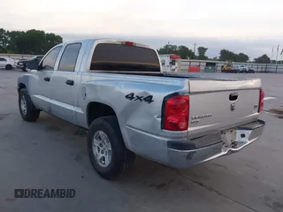 2005 Dodge Dakota SLT z VIN 1D7HW48N35S310086, wystawiony jako IAAI lot #42020235 z przebiegiem 267 357 mil mil oraz . Historia ofert i sprzedaży dostępna na DreamBid. Obrazek 3.