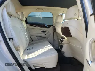 2017 Bentley Bentayga W12 z VIN SJAAC2ZVXHC016000, wystawiony jako Copart lot #43702555 z przebiegiem 46 172 mil mil oraz Szkody całkowita. Historia ofert i sprzedaży dostępna na DreamBid. Obrazek 11.