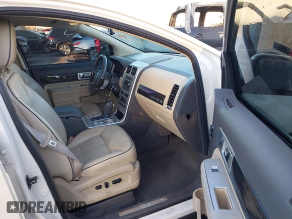 2008 Lincoln MKX with VIN 2LMDU68C48BJ31644, listed as a IAAI auction lot 40903355 with 199,176 mi miles. Bid and sale history available at carsss.com. Image 5.