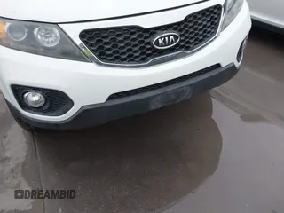 2012 Kia Sorento LX z VIN 5XYKTCA68CG268717, wystawiony jako IAAI lot #42373058 z przebiegiem 171 790 mil mil oraz . Historia ofert i sprzedaży dostępna na DreamBid. Obrazek 6.