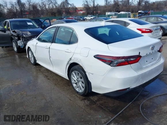 2024 Toyota Camry LE z VIN 4T1C11AK2RU864906, wystawiony jako IAAI lot #41638637 z przebiegiem 75 013 mil mil oraz . Historia ofert i sprzedaży dostępna na DreamBid. Obrazek 3.