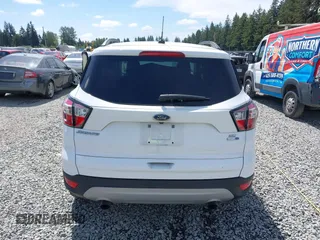 2018 Ford Escape SE z VIN 1FMCU9GD6JUB45046, wystawiony jako IAAI lot #42314262 z przebiegiem 107 962 mil mil oraz . Historia ofert i sprzedaży dostępna na DreamBid. Obrazek 17.
