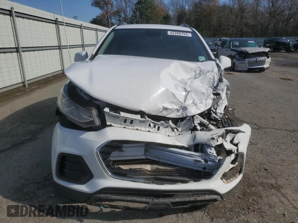 2020 Chevrolet Trax LT z VIN 3GNCJLSB5LL232960, wystawiony jako Copart lot #42209765 z przebiegiem Nie podano mil oraz Szkody całkowita. Historia ofert i sprzedaży dostępna na DreamBid. Obrazek 5.