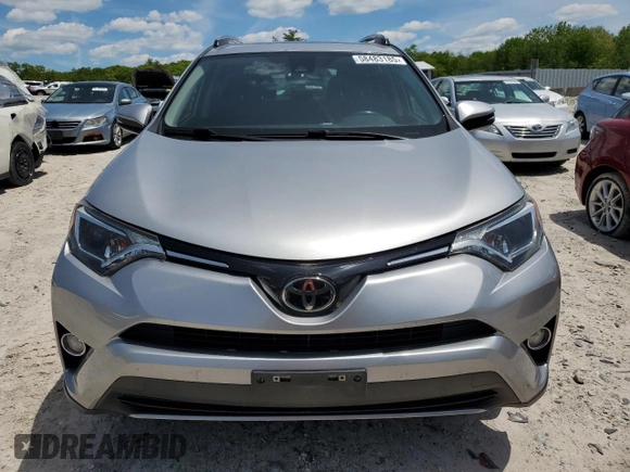 2018 Toyota RAV4 XLE z VIN JTMRFREV6JJ261322, wystawiony jako Copart lot #58483185 z przebiegiem 71 163 mil mil oraz Szkoda całkowita • Salvage title. Historia ofert i sprzedaży dostępna na DreamBid. Obrazek 5.