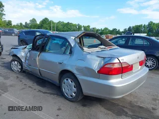 1998 Honda Accord LX z VIN 1HGCG5642WA268665, wystawiony jako IAAI lot #42183420 z przebiegiem 254 417 mil mil oraz . Historia ofert i sprzedaży dostępna na DreamBid. Obrazek 3.