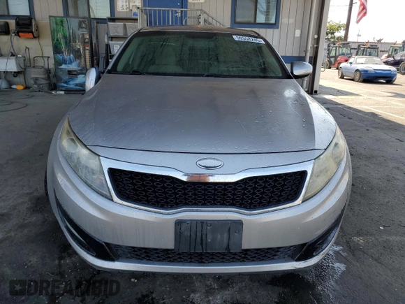 2013 Kia Optima LX z VIN 5XXGM4A74DG156035, wystawiony jako Copart lot #59358245 z przebiegiem 136 540 mil mil oraz Szkoda całkowita • Salvage title. Historia ofert i sprzedaży dostępna na DreamBid. Obrazek 5.