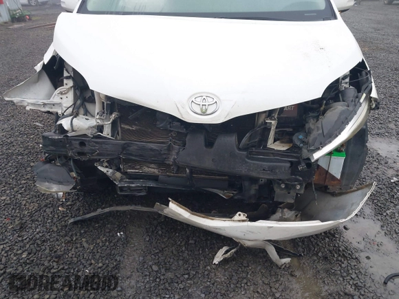 2016 Toyota Sienna XLE z VIN 5TDYK3DC6GS706142, wystawiony jako IAAI lot #41037224 z przebiegiem 162 364 mil mil oraz . Historia ofert i sprzedaży dostępna na DreamBid. Obrazek 6.