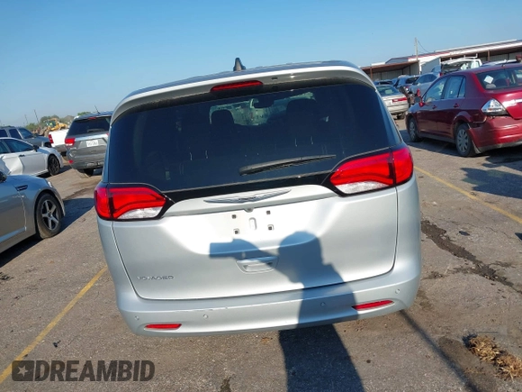 2022 Chrysler Voyager LX z VIN 2C4RC1CG8NR145197, wystawiony jako IAAI lot #42147390 z przebiegiem 22 816 mil mil oraz . Historia ofert i sprzedaży dostępna na DreamBid. Obrazek 16.