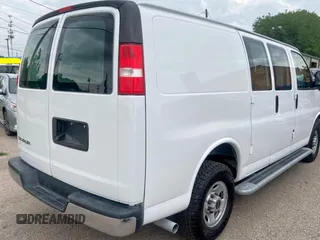 2022 GMC Savana Cargo z VIN 1GTW7AFP6N1143424, wystawiony jako Copart lot #58984385 z przebiegiem 27 820 mil mil oraz Szkody całkowita. Historia ofert i sprzedaży dostępna na DreamBid. Obrazek 4.