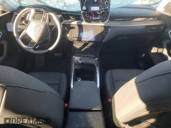 2019 Audi e-tron Premium Plus z VIN WA1LAAGE8KB023044, wystawiony jako Copart lot #65037782 z przebiegiem Nie podano mil oraz . Historia ofert i sprzedaży dostępna na DreamBid. Obrazek 9.