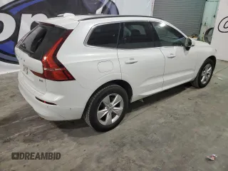 2022 Volvo XC60 Momentum z VIN YV4L12DK3N1033784, wystawiony jako Copart lot #86092324 z przebiegiem 56 299 mil mil oraz Czysty tytuł • Clean title. Historia ofert i sprzedaży dostępna na DreamBid. Obrazek 3.