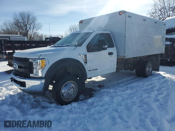 2017 Ford F-550 XL z VIN 1FDUF5GT4HDA08499, wystawiony jako Copart lot #41792125 z przebiegiem 105 467 mil mil oraz Tytuł czysty. Historia ofert i sprzedaży dostępna na DreamBid. Obrazek 1.
