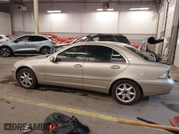 2003 Mercedes-Benz C 240 с VIN WDBRF81J13F426419, выставлен на аукционе IAAI как лот 41522789 с пробегом 107 402 миль миль и . История ставок и продаж доступна на DreamBid. Изображение 14.