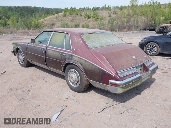 1985 Cadillac Seville z VIN 1G6KS6989FE821515, wystawiony jako IAAI lot #42009508 z przebiegiem 13 600 mil mil oraz . Historia ofert i sprzedaży dostępna na DreamBid. Obrazek 3.