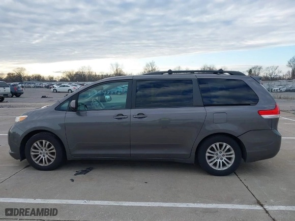 2013 Toyota Sienna XLE AAS with VIN 5TDYK3DC2DS378388, listed as a IAAI auction lot 40964889 with NaN miles. Bid and sale history available at carsss.com. Image 14.