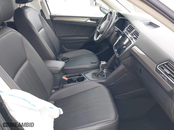 2022 Volkswagen Tiguan SE with VIN 3VV3B7AX7NM035703, listed as a IAAI auction lot 41692101 with 53,979 mi miles. Bid and sale history available at carsss.com. Image 5.