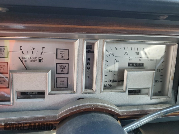 1988 Mercury Grand Marquis GS z VIN 2MEBM74F1JX664779, wystawiony jako Copart lot #76826594 z przebiegiem Nie podano mil oraz Szkody całkowita. Historia ofert i sprzedaży dostępna na DreamBid. Obrazek 9.