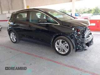 2023 Chevrolet Bolt EV 1LT z VIN 1G1FW6S0XP4150010, wystawiony jako IAAI lot #42256426 z przebiegiem 26 397 mil mil oraz . Historia ofert i sprzedaży dostępna na DreamBid. Obrazek 1.