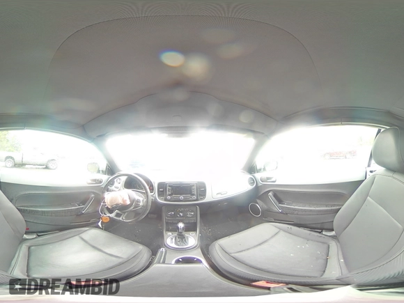 2013 Volkswagen Beetle 2.5L w/Sound/Nav z VIN 3VW5P7ATXDM812019, wystawiony jako Copart lot #56921485 z przebiegiem Nie podano mil oraz Szkoda całkowita • Salvage title. Historia ofert i sprzedaży dostępna na DreamBid. Obrazek 14.