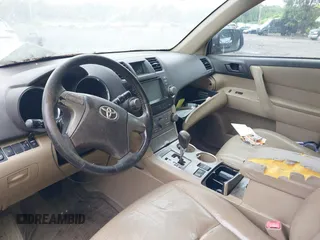 2010 Toyota Highlander with VIN 5TDBK3EH5AS011531, listed as a IAAI auction lot 42521352 with 198,605 mi miles and . Bid and sale history available at DreamBid. Image 5.