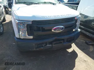 2018 Ford F-250 XL z VIN 1FTBF2A60JEC83073, wystawiony jako IAAI lot #41897105 z przebiegiem 115 228 mil mil oraz . Historia ofert i sprzedaży dostępna na DreamBid. Obrazek 6.