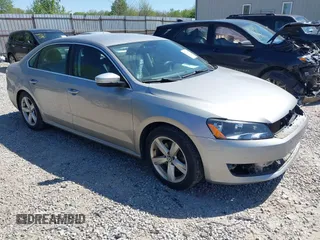 2012 Volkswagen Passat SE z VIN 1VWBP7A3XCC002571, wystawiony jako IAAI lot #42138635 z przebiegiem 131 052 mil mil oraz . Historia ofert i sprzedaży dostępna na DreamBid. Obrazek 1.