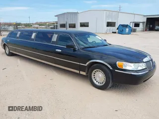 2000 Lincoln Town Car Executive z VIN 1L1FM81W7YY853277, wystawiony jako IAAI lot #42533017 z przebiegiem 182 410 mil mil oraz . Historia ofert i sprzedaży dostępna na DreamBid. Obrazek 1.