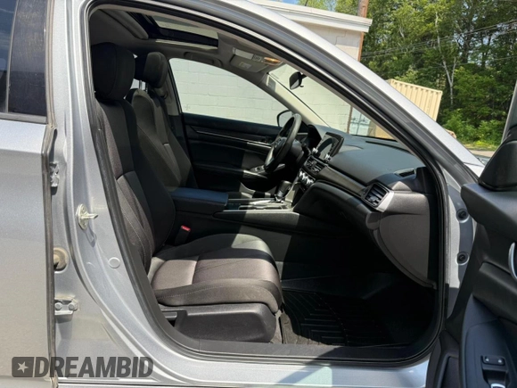 2019 Honda Accord EX z VIN 1HGCV1F46KA033016, wystawiony jako Copart lot #61506535 z przebiegiem 199 851 mil mil oraz Czysty tytuł • Clean title. Historia ofert i sprzedaży dostępna na DreamBid. Obrazek 5.