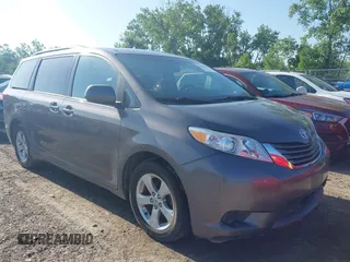2017 Toyota Sienna LE Auto Access Seat z VIN 5TDKZ3DC3HS776944, wystawiony jako IAAI lot #42568191 z przebiegiem 96 463 mil mil oraz . Historia ofert i sprzedaży dostępna na DreamBid. Obrazek 1.