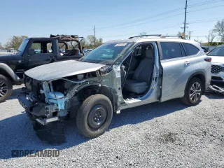 2024 Toyota Highlander LE z VIN 5TDKDRAHXRS527804, wystawiony jako Copart lot #46181435 z przebiegiem 14 782 mil mil oraz Szkoda całkowita • Salvage title. Historia ofert i sprzedaży dostępna na DreamBid. Obrazek 1.
