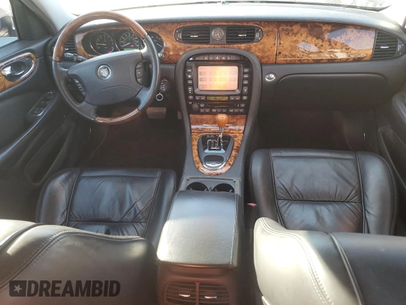 2005 Jaguar XJ Vanden Plas z VIN SAJWA82C75SG45094, wystawiony jako Copart lot #83891564 z przebiegiem 57 467 mil mil oraz Szkoda całkowita • Salvage title. Historia ofert i sprzedaży dostępna na DreamBid. Obrazek 8.