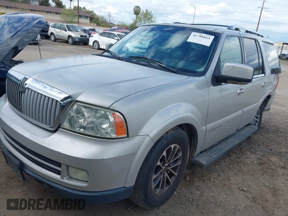 2005 Lincoln Navigator Luxury with VIN 5LMFU27505LJ20083, listed as a IAAI auction lot 41788861 with 258,971 mi miles. Bid and sale history available at carsss.com. Image 2.