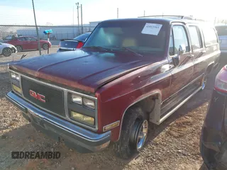 1989 GMC Suburban z VIN 1GKEV16K7KF515717, wystawiony jako IAAI lot #41853503 z przebiegiem 81 034 mil mil oraz . Historia ofert i sprzedaży dostępna na DreamBid. Obrazek 2.
