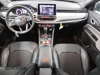 2024 Jeep Compass Latitude z VIN 3C4NJDBN5RT173984, wystawiony jako Copart lot #54627585 z przebiegiem 19 427 mil mil oraz Czysty tytuł • Clean title. Historia ofert i sprzedaży dostępna na DreamBid. Obrazek 8.