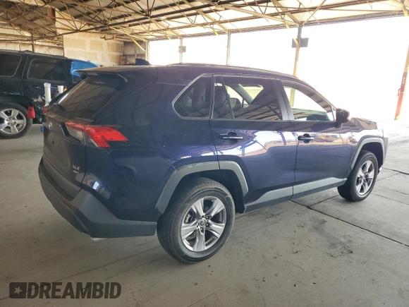 2022 Toyota RAV4 XLE z VIN 2T3P1RFV1NW290805, wystawiony jako Copart lot #62831595 z przebiegiem 61 392 mil mil oraz Szkoda całkowita • Salvage title. Historia ofert i sprzedaży dostępna na DreamBid. Obrazek 3.