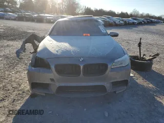2014 BMW M5 z VIN WBSFV9C57ED593159, wystawiony jako Copart lot #87475634 z przebiegiem Nie podano mil oraz Szkody całkowita. Historia ofert i sprzedaży dostępna na DreamBid. Obrazek 5.