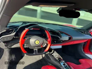 2021 Ferrari SF90 z VIN ZFF95NLA4M0265120, wystawiony jako Copart lot #58449645 z przebiegiem 5000 mil mil oraz Szkody całkowita. Historia ofert i sprzedaży dostępna na DreamBid. Obrazek 9.