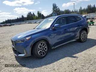 2025 BMW X1 xDrive28i z VIN WBX73EF00S5194810, wystawiony jako Copart lot #54892755 z przebiegiem 1460 mil mil oraz Szkody całkowita. Historia ofert i sprzedaży dostępna na DreamBid. Obrazek 1.