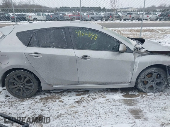 2011 Mazda 3 S Grand Touring z VIN JM1BL1M67B1417049, wystawiony jako IAAI lot #41628411 z przebiegiem 178 790 mil mil oraz . Historia ofert i sprzedaży dostępna na DreamBid. Obrazek 14.