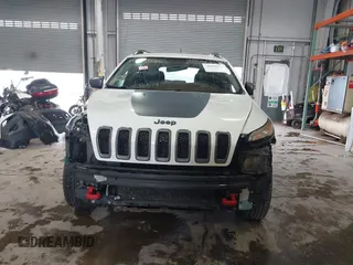 2016 Jeep Cherokee Trailhawk z VIN 1C4PJMBS6GW242123, wystawiony jako IAAI lot #41156712 z przebiegiem 136 596 mil mil oraz . Historia ofert i sprzedaży dostępna na DreamBid. Obrazek 13.