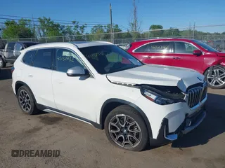 2023 BMW X1 xDrive28i z VIN WBX73EF07P5X50697, wystawiony jako IAAI lot #42132932 z przebiegiem 13 917 mil mil oraz . Historia ofert i sprzedaży dostępna na DreamBid. Obrazek 1.