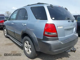 2004 Kia Sorento LX with VIN KNDJC733145251807, listed as a IAAI auction lot 41975263 with 172,247 mi miles. Bid and sale history available at carsss.com. Image 3.