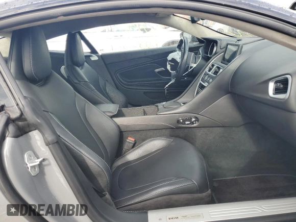 2019 Aston Martin DB11 V8 z VIN SCFRMFAW0KGL06287, wystawiony jako Copart lot #62828302 z przebiegiem Nie podano mil oraz . Historia ofert i sprzedaży dostępna na DreamBid. Obrazek 5.